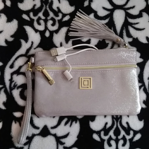 Liz Claiborne Accessories - Liz Claiborne charging wristlet